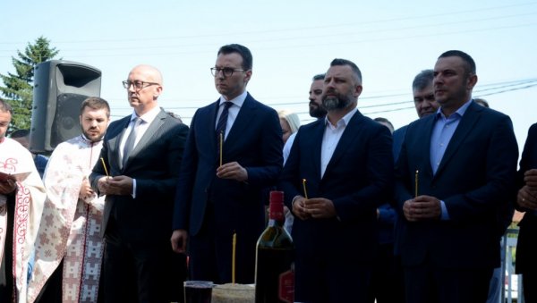 ОДРЖАН ПАРАСТОС ЗА 14 ЖЕТЕЛАЦА - Петковић: Већ 22 године зјапи отворена рана на срцу ОДРЖАН ПАРАСТОС ЗА 14 ЖЕТЕЛАЦА - Петковић: Већ 22 године зјапи отворена рана на срцу