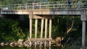 OŠTEĆEN NOSEĆI STUB: Zatvoren most preko Zapadne Morave na putu Adrani-Oplanići (FOTO) OŠTEĆEN NOSEĆI STUB: Zatvoren most preko Zapadne Morave na putu Adrani-Oplanići (FOTO)