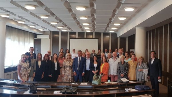 28 НОВИХ НОТАРА: Јавни бележници положили заклетву пред министарком правде 28 НОВИХ НОТАРА: Јавни бележници положили заклетву пред министарком правде