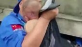 ЈЕДНА ЈЕ МАЈЧИНСКА ЉУБАВ: Спасила је бебу од поплава, а себе није могла (ВИДЕО) ЈЕДНА ЈЕ МАЈЧИНСКА ЉУБАВ: Спасила је бебу од поплава, а себе није могла (ВИДЕО)