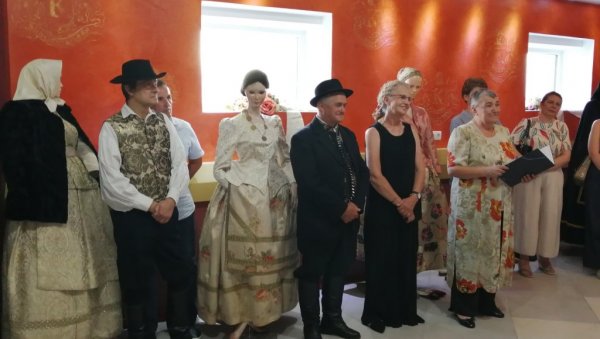 НОШЊЕ СТАРЕ ЈЕДАН ВЕК: Изложба „Чувари традиције“ представила богату баштину Буњеваца у Суботици НОШЊЕ СТАРЕ ЈЕДАН ВЕК: Изложба „Чувари традиције“ представила богату баштину Буњеваца у Суботици