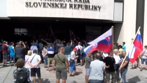 STOP KORONAŠKOM FAŠIZMU: Drama na protestu u Bratislavi, policija ispalila suzavac na demonstrante! (VIDEO) STOP KORONAŠKOM FAŠIZMU: Drama na protestu u Bratislavi, policija ispalila suzavac na demonstrante! (VIDEO)