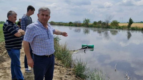 ФЕКАЛИЈЕ ПРОБИЛЕ БЕДЕМ: Нови акцидент на таложном пољу фарме свиња у Темерину, грађани траже да реагује инспекција ФЕКАЛИЈЕ ПРОБИЛЕ БЕДЕМ: Нови акцидент на таложном пољу фарме свиња у Темерину, грађани траже да реагује инспекција