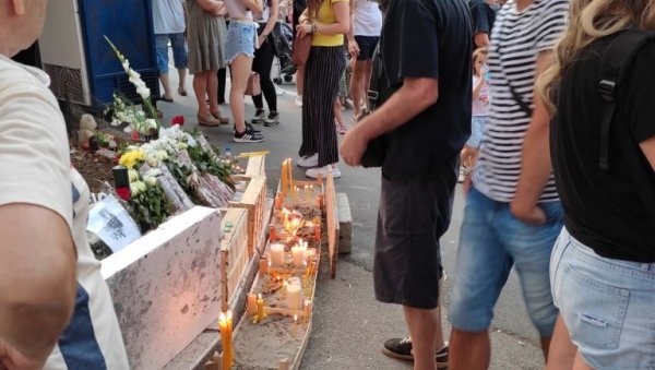 КАРАБУРМА И ДАЉЕ НА НОГАМА: Грађани наставили блокаду, траже да одговорни за смрт малог Стефана буде прописно кажњен КАРАБУРМА И ДАЉЕ НА НОГАМА: Грађани наставили блокаду, траже да одговорни за смрт малог Стефана буде прописно кажњен