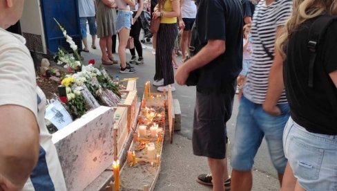 ГРАЂАНИ НЕ ОДУСТАЈУ: Настављен протест, блокирана улица на Карабурми ГРАЂАНИ НЕ ОДУСТАЈУ: Настављен протест, блокирана улица на Карабурми