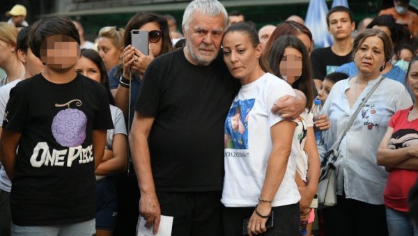 ТРАЖИМО ПРАВДУ ЗА СТЕФАНА: Протест грађана на Карабурми, сузе, минут ћутања и мајице са ликом трагично настрадалог дечака! (ФОТО+ВИДЕО) ТРАЖИМО ПРАВДУ ЗА СТЕФАНА: Протест грађана на Карабурми, сузе, минут ћутања и мајице са ликом трагично настрадалог дечака! (ФОТО+ВИДЕО)