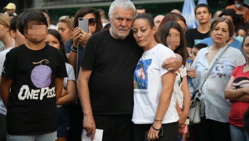 ТРАЖИМО ПРАВДУ ЗА СТЕФАНА: Протест грађана на Карабурми, сузе, минут ћутања и мајице са ликом трагично настрадалог дечака! (ФОТО+ВИДЕО) ТРАЖИМО ПРАВДУ ЗА СТЕФАНА: Протест грађана на Карабурми, сузе, минут ћутања и мајице са ликом трагично настрадалог дечака! (ФОТО+ВИДЕО)