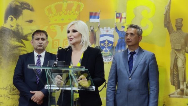 ЗОРАНА МИХАЈЛОВИЋ ПОСЕТИЛА ВРАЊЕ: Потпредседница Владе разговарала са грађанима (ФОТО) ЗОРАНА МИХАЈЛОВИЋ ПОСЕТИЛА ВРАЊЕ: Потпредседница Владе разговарала са грађанима (ФОТО)