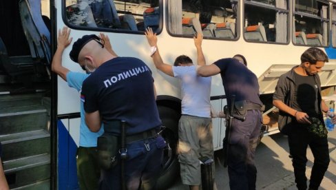 ЗБРИНУТИ И ОДВЕДЕНИ У ПРИХВАТНЕ ЦЕНТРЕ: Полиција у Београду данас пронашла 109 миграната (ФОТО) ЗБРИНУТИ И ОДВЕДЕНИ У ПРИХВАТНЕ ЦЕНТРЕ: Полиција у Београду данас пронашла 109 миграната (ФОТО)