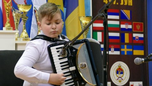 ВЕЛИКИ УСПЕХ ЂОРЂА ПЕРИЋА У АМЕРИЦИ: Млади хармоникаш освојио 110 награду (ФОТО) ВЕЛИКИ УСПЕХ ЂОРЂА ПЕРИЋА У АМЕРИЦИ: Млади хармоникаш освојио 110 награду (ФОТО)