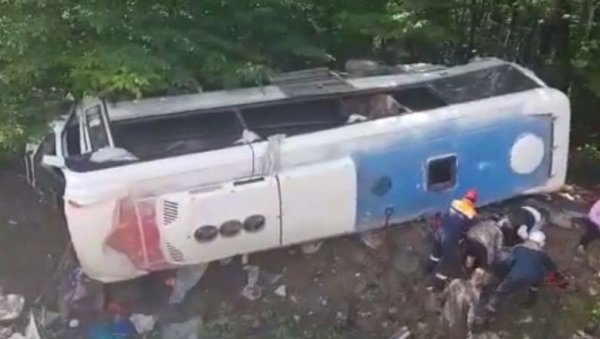 НЕСРЕЋА У РУСИЈИ: Аутобус склизнуо са пута, погинула једна особа, повређено 19! НЕСРЕЋА У РУСИЈИ: Аутобус склизнуо са пута, погинула једна особа, повређено 19!