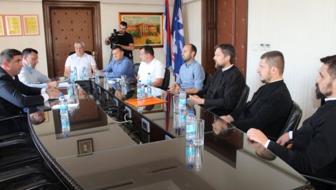 ГРАДОНАЧЕЛНИК БИЈЕЉИНЕ ПОДРЖАО САБОР СРБА РОДОМ ИЗ ТУЗЛЕ: Носталгија и сентимент за старим крајем ГРАДОНАЧЕЛНИК БИЈЕЉИНЕ ПОДРЖАО САБОР СРБА РОДОМ ИЗ ТУЗЛЕ: Носталгија и сентимент за старим крајем