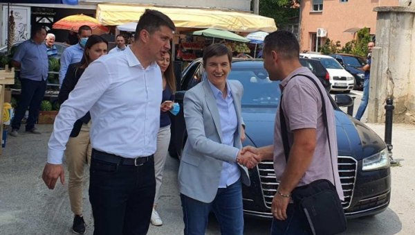 БРНАБИЋ У СУРДУЛИЦИ: Премијерка разговарала са повереницима СНС у овом насељу (ФОТО) БРНАБИЋ У СУРДУЛИЦИ: Премијерка разговарала са повереницима СНС у овом насељу (ФОТО)