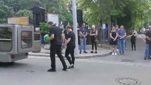 ТУЖНА ПОВОРКА НА НОВОМ ГРОБЉУ: Сахрањен мали Стефан, више стотина грађана дошло да се опрости (ФОТО/ВИДЕО) ТУЖНА ПОВОРКА НА НОВОМ ГРОБЉУ: Сахрањен мали Стефан, више стотина грађана дошло да се опрости (ФОТО/ВИДЕО)