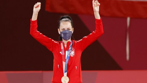 BRONZA ZALIVENA SUZAMA: Ova mala udara kao grom BRONZA ZALIVENA SUZAMA: Ova mala udara kao grom
