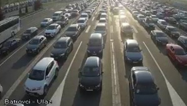 КРАЈ СЕЗОНЕ ОДМОРА: Вишесатна чекања на границама, вечерас задржавања и на наплатним станицама КРАЈ СЕЗОНЕ ОДМОРА: Вишесатна чекања на границама, вечерас задржавања и на наплатним станицама