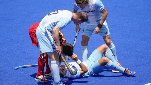 SKANDAL U TOKIJU! Argentinac namerno udario protivnika štapom u glavu dok je ležao na zemlji (VIDEO) SKANDAL U TOKIJU! Argentinac namerno udario protivnika štapom u glavu dok je ležao na zemlji (VIDEO)