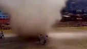 PANIKA U BOLIVIJI: Pijavica izazvala haos na utakmici, umalo odnela jednog igrača (VIDEO) PANIKA U BOLIVIJI: Pijavica izazvala haos na utakmici, umalo odnela jednog igrača (VIDEO)