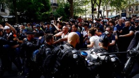 NEZADOVOLJSTVO NOVIM KOVID MERAMA U ITALIJI: Neofašiti iskoristili proteste da marširaju javno NEZADOVOLJSTVO NOVIM KOVID MERAMA U ITALIJI: Neofašiti iskoristili proteste da marširaju javno