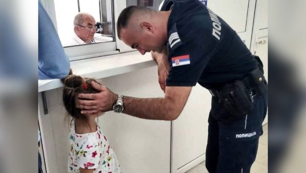 ПОЛИЦАЈАЦ НЕША ЈЕ ЗВЕЗДА ДАНА У СРБИЈИ: Стрпљиво одговара на питања радознале девојчице, фотографија одушевила јавност (ФОТО) ПОЛИЦАЈАЦ НЕША ЈЕ ЗВЕЗДА ДАНА У СРБИЈИ: Стрпљиво одговара на питања радознале девојчице, фотографија одушевила јавност (ФОТО)