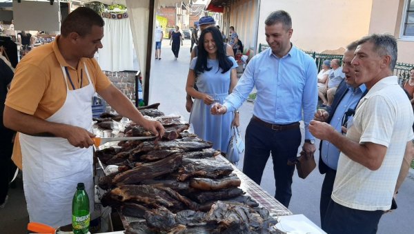 У ТАРЕВЦИМА КОД МОДРИЧЕ ОДРЖАН 12 САЈАМ РУРАЛНЕ ПРИВРЕДЕ: Село и његове лепоте зову назад грађане (ФОТО) У ТАРЕВЦИМА КОД МОДРИЧЕ ОДРЖАН 12 САЈАМ РУРАЛНЕ ПРИВРЕДЕ: Село и његове лепоте зову назад грађане (ФОТО)