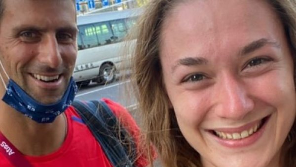 НОЛОМАНИЈА СЕ НАСТАВЉА: Немачка џудисткиња скакала од среће после селфија са Ђоковићем (ФОТО/ВИДЕО) НОЛОМАНИЈА СЕ НАСТАВЉА: Немачка џудисткиња скакала од среће после селфија са Ђоковићем (ФОТО/ВИДЕО)