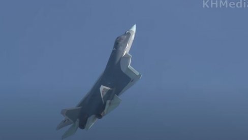 НОВА ПИРУЕТА РУСКОГ СУПЕРЛОВЦА: Су-57 остао вертикално да лебди у ваздуху (ВИДЕО) НОВА ПИРУЕТА РУСКОГ СУПЕРЛОВЦА: Су-57 остао вертикално да лебди у ваздуху (ВИДЕО)