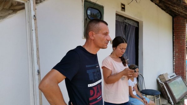 ПОМАХНИТАЛИ СРНДАЋ НАПАО ВИШЕ ЉУДИ: Незапамћен случај у околини Крушевца - међу повређенима деца и жене (ФОТО/ВИДЕО) ПОМАХНИТАЛИ СРНДАЋ НАПАО ВИШЕ ЉУДИ: Незапамћен случај у околини Крушевца - међу повређенима деца и жене (ФОТО/ВИДЕО)