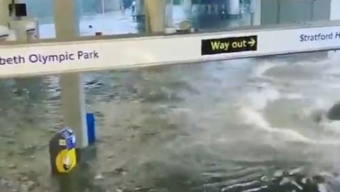 POPLAVA PARALISALA LONDON: Zatvoreno 8 metro stanica, reke vode teku ulicama (VIDEO) POPLAVA PARALISALA LONDON: Zatvoreno 8 metro stanica, reke vode teku ulicama (VIDEO)