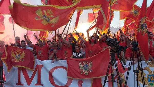 КОМИТЕ СЕ ОКУПЉАЈУ НА ЦЕТИЊУ: Хоће да спрече устоличење митрополита Јоаникија (ВИДЕО) КОМИТЕ СЕ ОКУПЉАЈУ НА ЦЕТИЊУ: Хоће да спрече устоличење митрополита Јоаникија (ВИДЕО)