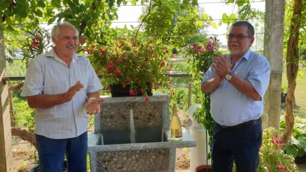 ПИТКА ВОДА У ВИШЕ ОД 160 ДОМАЋИНСТАВА: Наставља се историјска акција гашења жеђи у сеосиким домаћинствима Дервенте (ФОТО) ПИТКА ВОДА У ВИШЕ ОД 160 ДОМАЋИНСТАВА: Наставља се историјска акција гашења жеђи у сеосиким домаћинствима Дервенте (ФОТО)