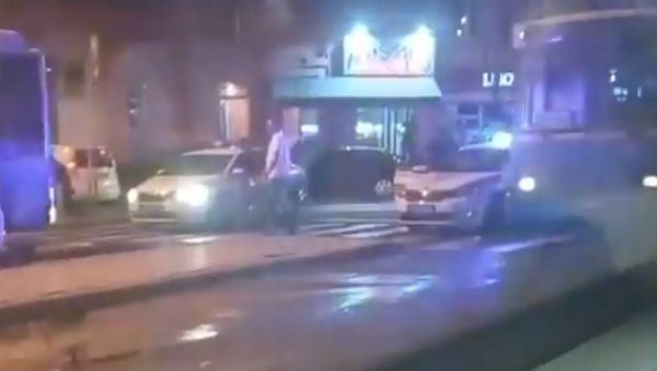 У НОВОМ САДУ НАСТАО ХАОС НАКОН СУДАРА: Непознати младићи напали возача ГСП-а У НОВОМ САДУ НАСТАО ХАОС НАКОН СУДАРА: Непознати младићи напали возача ГСП-а
