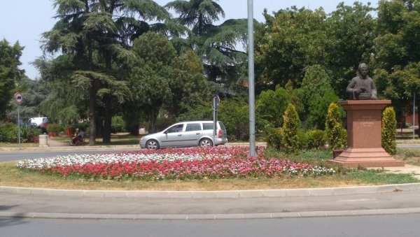 ЗАСЛУГА КОМУНАЛАЦА: Цвеће у Пожаревцу опстаје и на тропским врућинама ЗАСЛУГА КОМУНАЛАЦА: Цвеће у Пожаревцу опстаје и на тропским врућинама