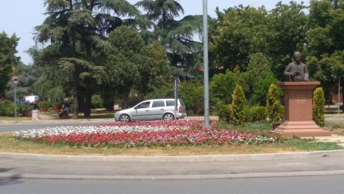 ЗАСЛУГА КОМУНАЛАЦА: Цвеће у Пожаревцу опстаје и на тропским врућинама ЗАСЛУГА КОМУНАЛАЦА: Цвеће у Пожаревцу опстаје и на тропским врућинама