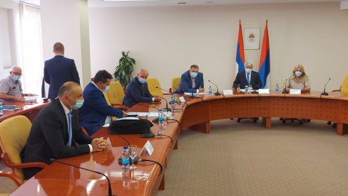 У СКУПШТИНИ РС ПОЧЕО САСТАНАК ПАРЛАМЕНТАРНИХ СТРАНАКА: Страначки лидери Српске уједињени против Инцкове одлуке У СКУПШТИНИ РС ПОЧЕО САСТАНАК ПАРЛАМЕНТАРНИХ СТРАНАКА: Страначки лидери Српске уједињени против Инцкове одлуке