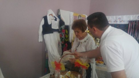ВЕШТЕ РУКЕ БЛАГА ВРЕДНЕ: Етно изложба у Дворовима код Бијељине ВЕШТЕ РУКЕ БЛАГА ВРЕДНЕ: Етно изложба у Дворовима код Бијељине