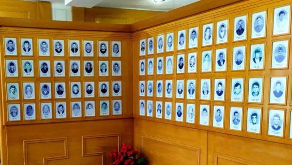ХАШКИ СУД СТВАРА ЛАЖНИ МИТ: Џон Шиндлер тврди да су муслимански војници, од априла 1992. до јула 1995. године, убили око 3.000 Срба ХАШКИ СУД СТВАРА ЛАЖНИ МИТ: Џон Шиндлер тврди да су муслимански војници, од априла 1992. до јула 1995. године, убили око 3.000 Срба