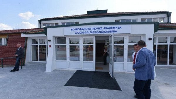 У КАЊИЖИ ОТВОРЕНА ВОЈВОЂАНСКА РВАЧКА АКАДЕМИЈА: Расадник младих талентованих рвача (ФОТО) У КАЊИЖИ ОТВОРЕНА ВОЈВОЂАНСКА РВАЧКА АКАДЕМИЈА: Расадник младих талентованих рвача (ФОТО)