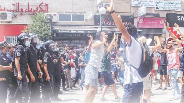 ВОЈСКА НА УЛИЦАМА, А СРБИ НА ПЛАЖАМА: Усред великих протеста председник Туниса Каис Саид сменио владу и ставио катанац на парламент ВОЈСКА НА УЛИЦАМА, А СРБИ НА ПЛАЖАМА: Усред великих протеста председник Туниса Каис Саид сменио владу и ставио катанац на парламент