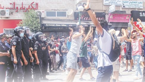 VOJSKA NA ULICAMA, A SRBI NA PLAŽAMA: Usred velikih protesta predsednik Tunisa Kais Said smenio vladu i stavio katanac na parlament VOJSKA NA ULICAMA, A SRBI NA PLAŽAMA: Usred velikih protesta predsednik Tunisa Kais Said smenio vladu i stavio katanac na parlament