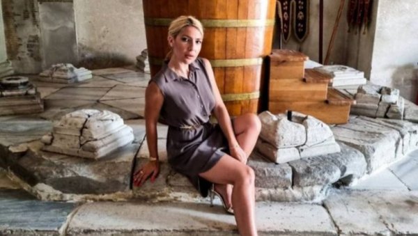 ПРЕКРШИЛА ПРАВИЛА ЛЕПОГ ПОНАШАЊА: Јована Јеремић шокирала све фотографијом у мини-хаљини у Студеници ПРЕКРШИЛА ПРАВИЛА ЛЕПОГ ПОНАШАЊА: Јована Јеремић шокирала све фотографијом у мини-хаљини у Студеници