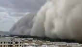 APOKALIPSA U KINI: Zastrašujući snimci, peščana oluja progutala grad! (VIDEO) APOKALIPSA U KINI: Zastrašujući snimci, peščana oluja progutala grad! (VIDEO)