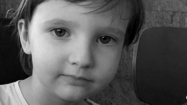 ПРЕМИНУЛА ДЕВОЈЧИЦА ПЕТРА ИЗ НИША: Тихо боловала и тихо отишла, родитељи замолили - без суза, на сахрани мајице са цртаћем ПРЕМИНУЛА ДЕВОЈЧИЦА ПЕТРА ИЗ НИША: Тихо боловала и тихо отишла, родитељи замолили - без суза, на сахрани мајице са цртаћем