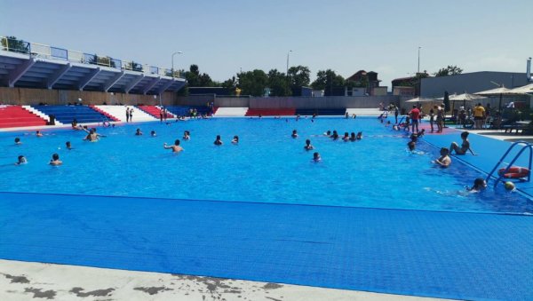 КАКО ЋЕ СЕ ОВОГ ЛЕТА РАСХЛАЂИВАТИ ВРАЊАНЦИ? Један базен почиње са радом, други по свему судећи - не КАКО ЋЕ СЕ ОВОГ ЛЕТА РАСХЛАЂИВАТИ ВРАЊАНЦИ? Један базен почиње са радом, други по свему судећи - не