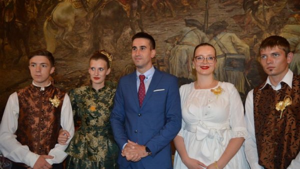 ХЛЕБ ОД НОВОГ ЖИТА КАО СИМБОЛ ЖИВОТА: У Сомбору одржана традиционална Дужионица ХЛЕБ ОД НОВОГ ЖИТА КАО СИМБОЛ ЖИВОТА: У Сомбору одржана традиционална Дужионица