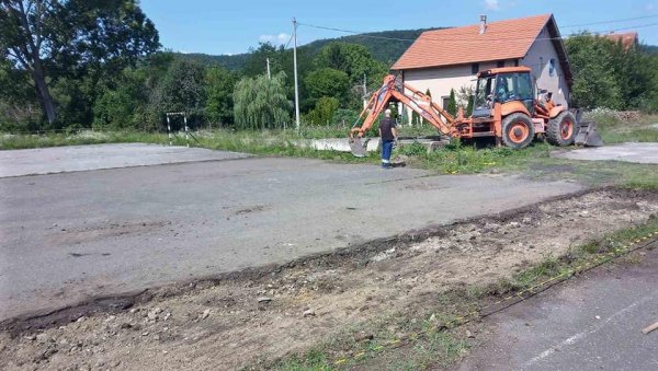 ПОЧЕЛИ РАДОВИ: Реконструише се кошаркашки терен у Рековцу ПОЧЕЛИ РАДОВИ: Реконструише се кошаркашки терен у Рековцу