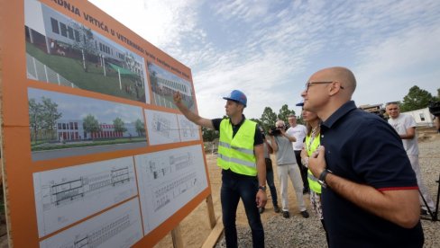 MILOŠ VUČEVIĆ POLOŽIO KAMEN TEMELJAC ZA VRTIĆ U VETERNIKU: Moderan objekat za 200 dece biće gotov za godinu dana (FOTO) MILOŠ VUČEVIĆ POLOŽIO KAMEN TEMELJAC ZA VRTIĆ U VETERNIKU: Moderan objekat za 200 dece biće gotov za godinu dana (FOTO)