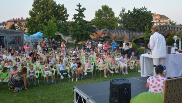 МАКСИНА ЛАБОРАТОРИЈА: Дечија представа окупила малишане из Свилајнца МАКСИНА ЛАБОРАТОРИЈА: Дечија представа окупила малишане из Свилајнца