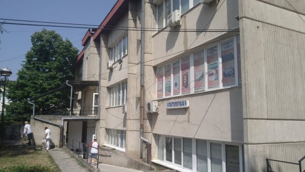 КОВИД ПОТВРЂЕН КОД ЈОШ ЧЕТВОРО ПАРАЋИНАЦА: Толико је било позитивних налаза од 15 антигенских тестова КОВИД ПОТВРЂЕН КОД ЈОШ ЧЕТВОРО ПАРАЋИНАЦА: Толико је било позитивних налаза од 15 антигенских тестова