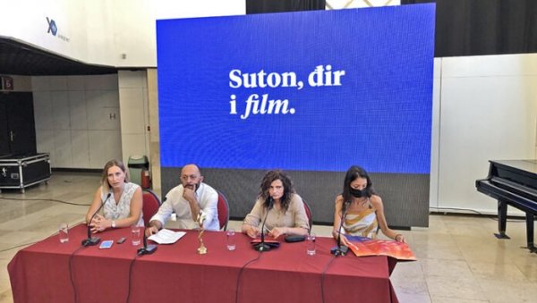 ПРОЈЕКЦИЈЕ ПОД ОТВОРЕНИМ НЕБОМ: У сусрет херцегновској смотри филма, Петар Божовић отвара фестивал (ФОТО) ПРОЈЕКЦИЈЕ ПОД ОТВОРЕНИМ НЕБОМ: У сусрет херцегновској смотри филма, Петар Божовић отвара фестивал (ФОТО)